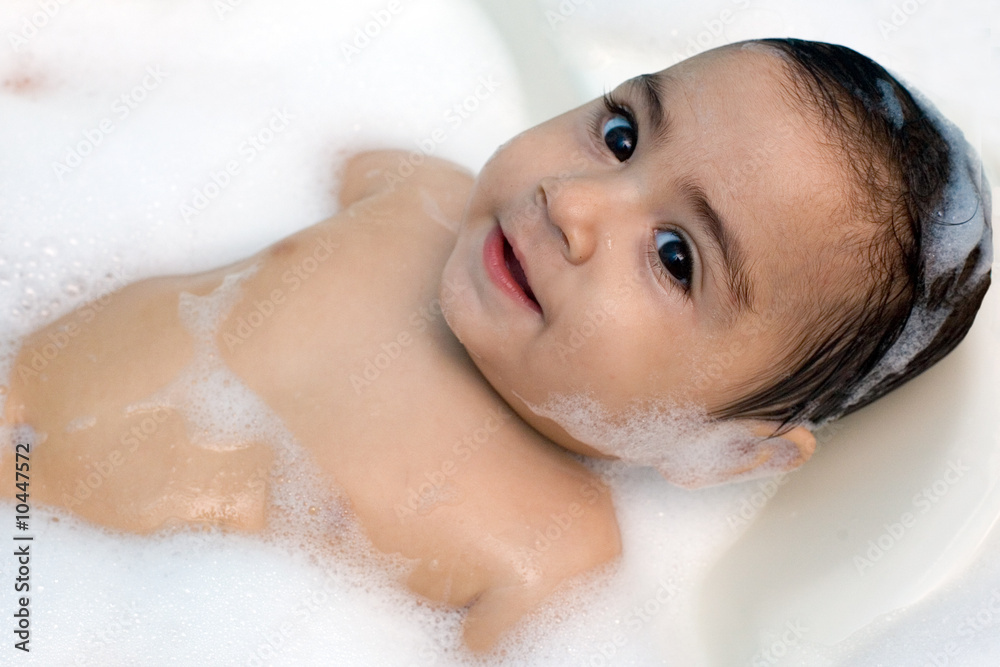 bambino nel bagno bambino nel bagno