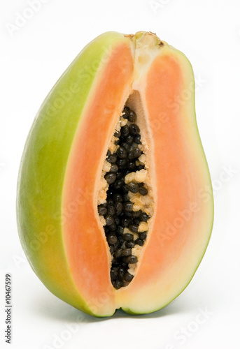 aufgeschnittene Papaya auf weissem Grund
