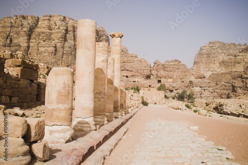 Fotografie Tourist vacation in nabatean town Petra, beduins , Jordan