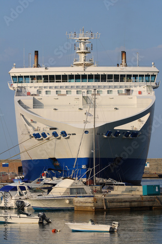 Ferry dans le port de l'ile Rousse