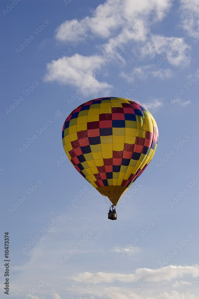 Obraz premium A vertical image of a hot air balloon