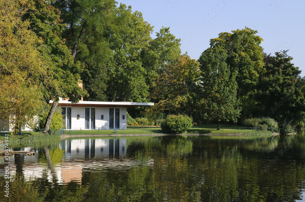 maison moderne au bord du lac