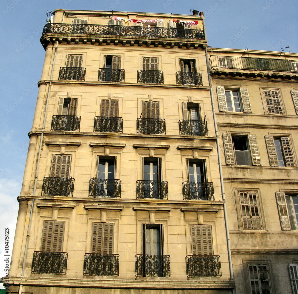 Vieil immeuble marseillais, France.