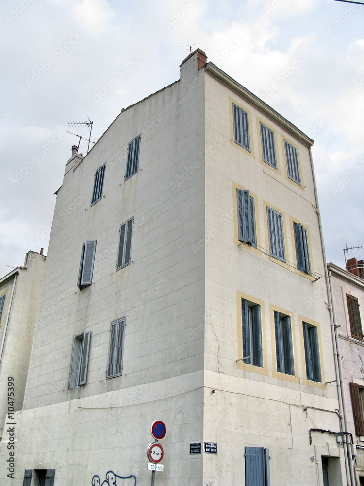 Obraz premium Maison ancienne blanche en coin, Marseille, France.