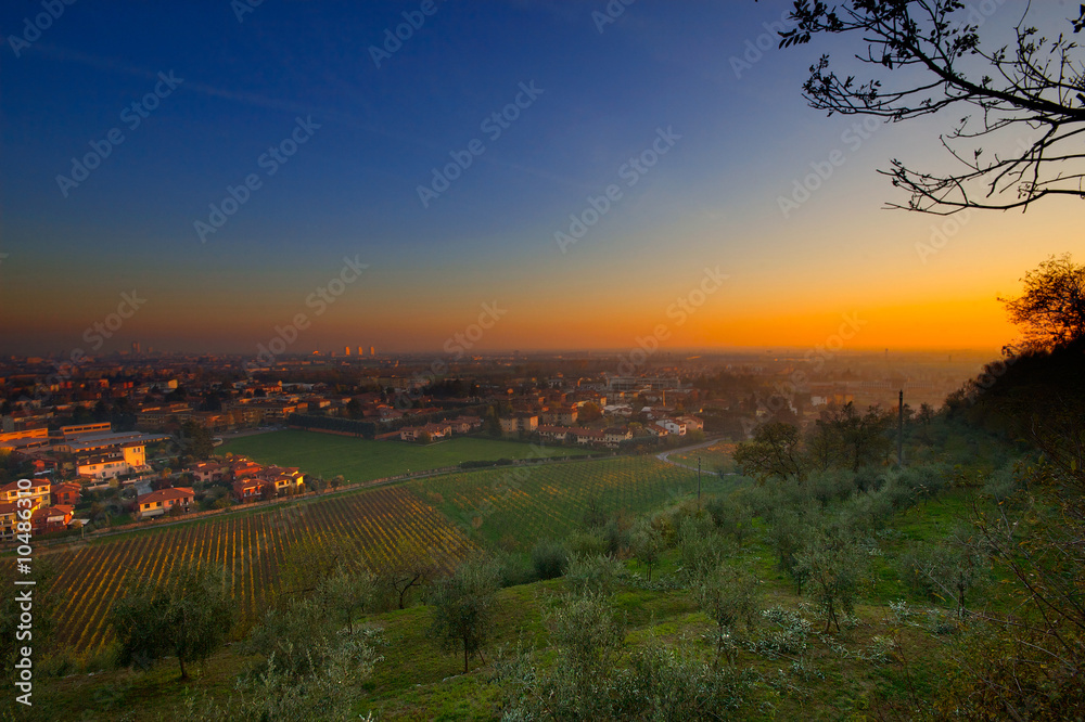 Obraz premium City watched from the hill
