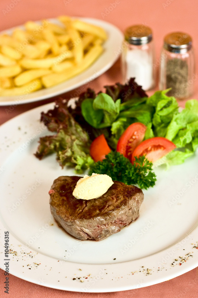 Sappy steak with vegetable garnish Sappy steak with vegetable garnish
