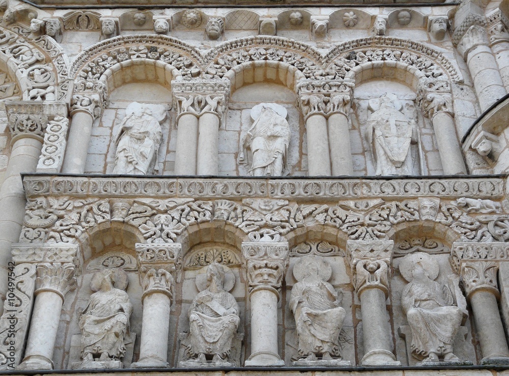 L'exterieur d'une cathedral, Poitiers, France