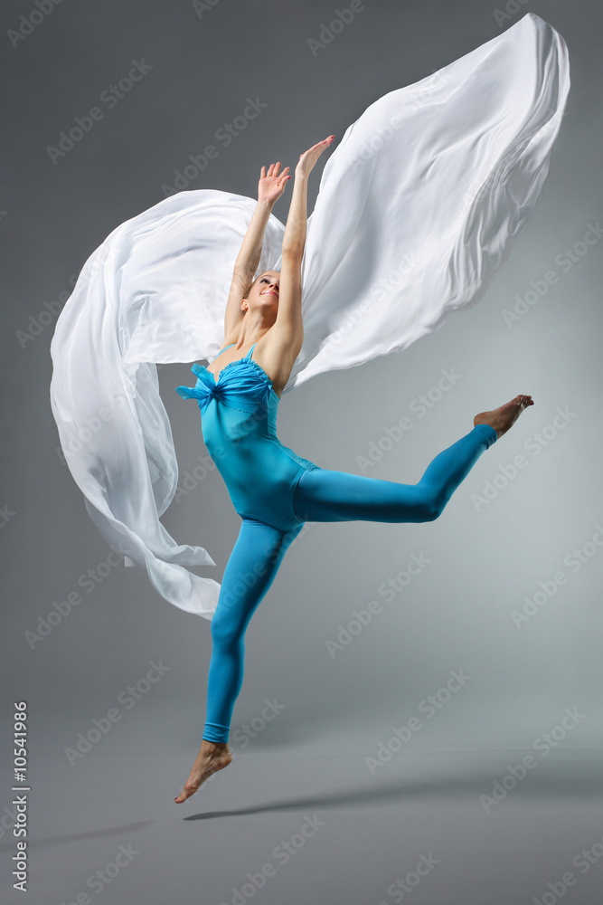 Obraz premium young and beautiful dancer posing on grey background