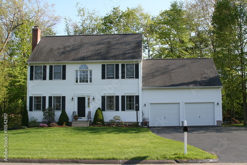 фотографія New England Colonial Home