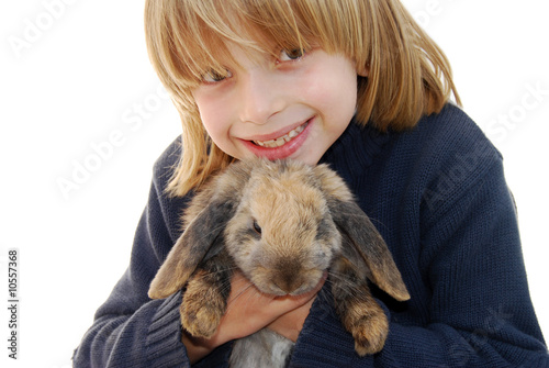 Lapin aux longues oreilles et enfant photo