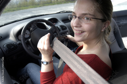 Autofahrerin schnallt sich an photo