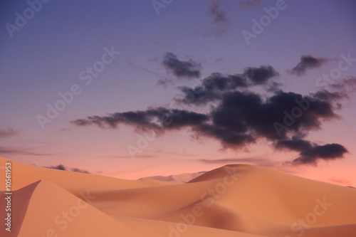 crépuscule sur les dunes de sable ocre du maroc