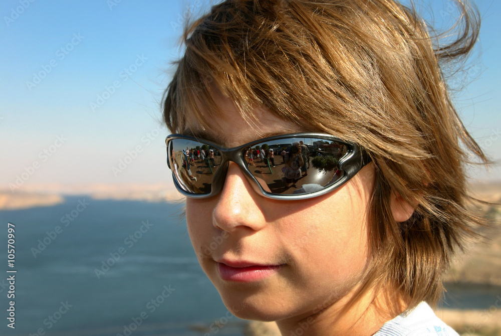 adolescent sur le barrage d'Assouan