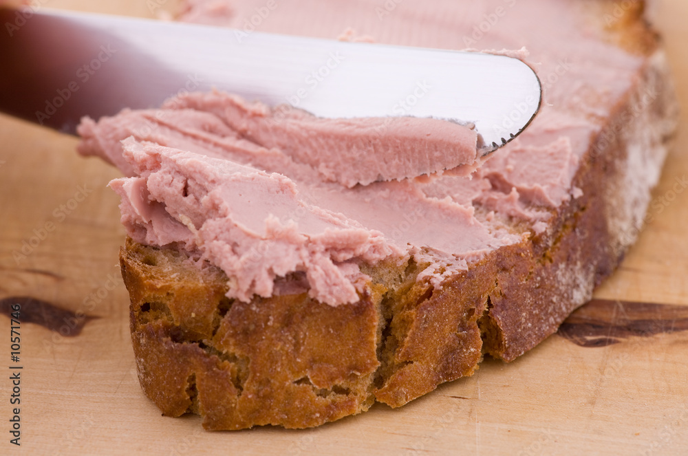 Messer beim Bestreichen von Brot Messer beim Bestreichen von Brot
