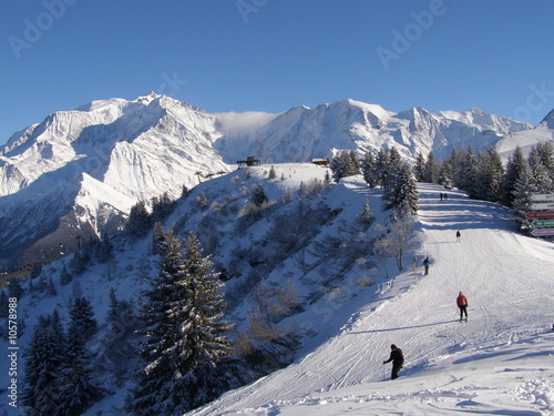 Piste de ski devant le Mont Blanc