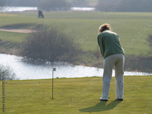 Golferin beim Putten photo