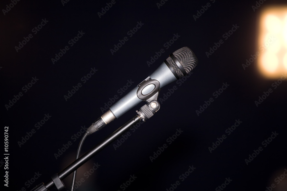 Obraz premium Microphone on air over green grass at background