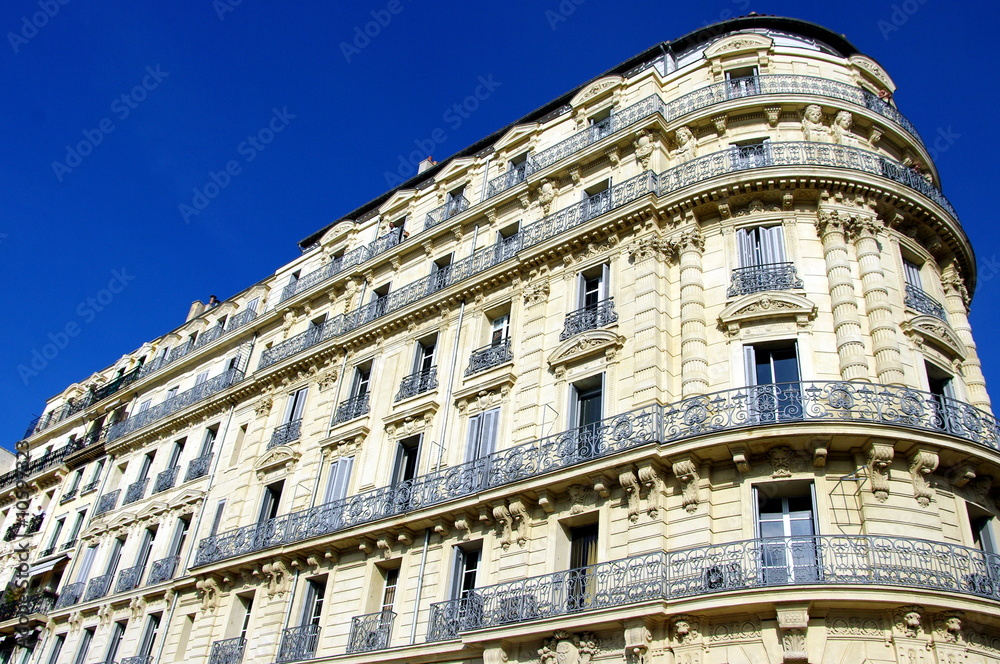 Immeuble arrondi en pierre blanche, Marseille, France.