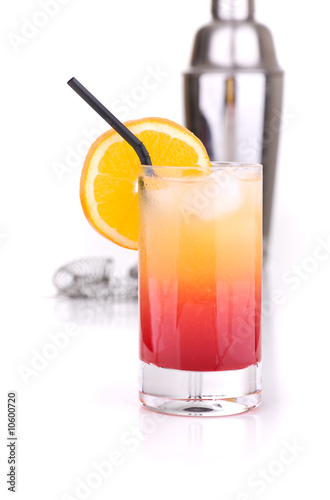 tequila Sunrise mit Orangenschiebe vor Shaker  und Barsieb