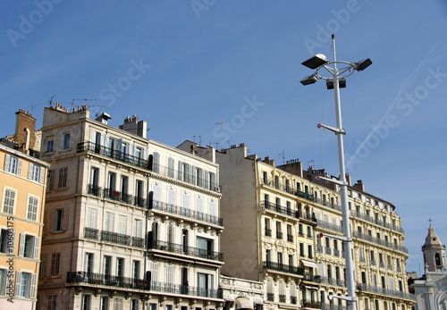 Immeubles ensoleillés, rue de Marseille, France.
