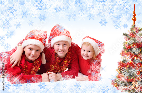 children in red christmas hats