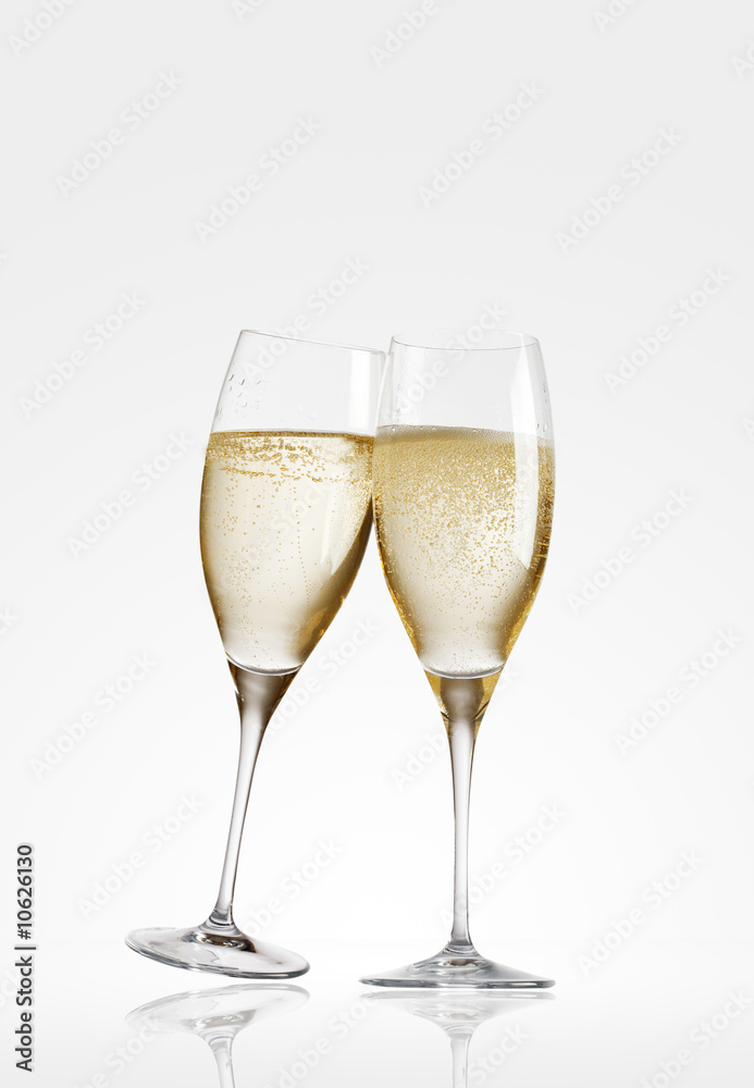 zwei champagner gläser glas stehen stossen an zwei champagner gläser glas stehen stossen an