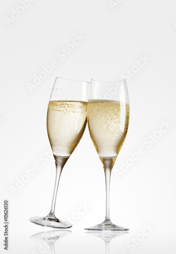 zwei champagner gläser glas stehen stossen an photo