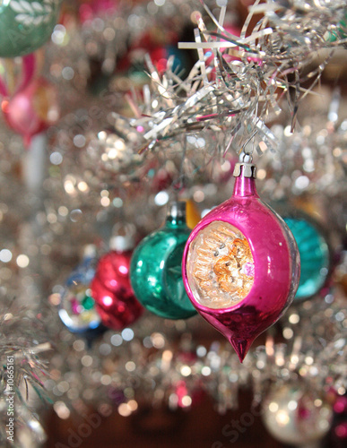 Foto Vintage Christmas ornaments on a silver Tree