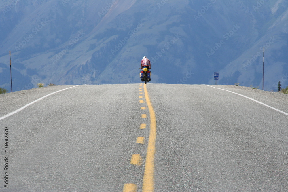 Einsamer Radfahrer auf dem Alaska Highway - Kanada