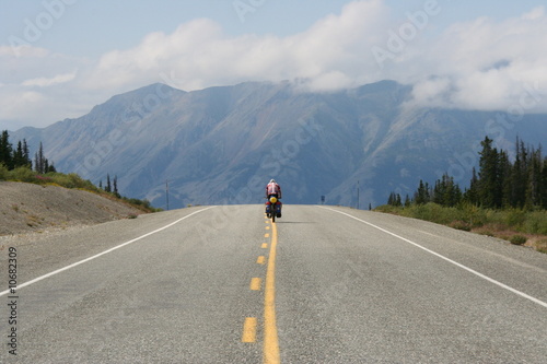 Einsamer Radfahrer auf dem Alaska Highway - Kanada © Rolf Langohr