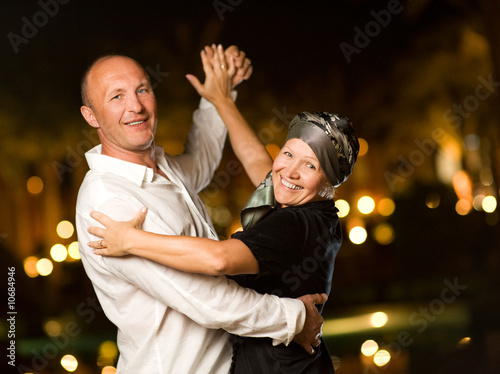 Photo Middle-aged couple dancing waltz at night