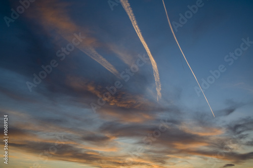 Abendhimmel mit Flugzeugspuren photo
