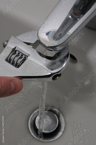 Zange an Wasserhahn
