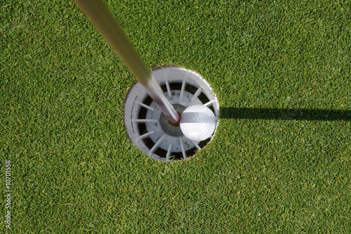 Eingelochter Golfball