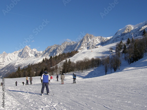 Skieurs devant sommets du massif du Mont Blanc photo