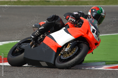 prove moto superbike in pista photo