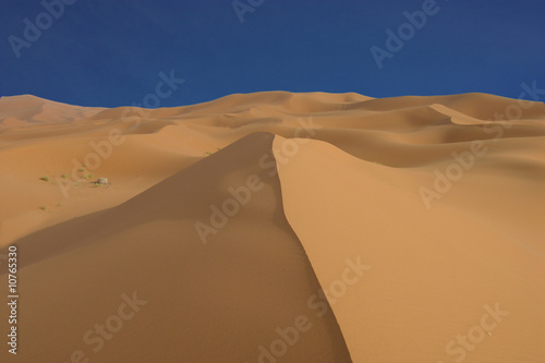 dunes puit et ciel bleu