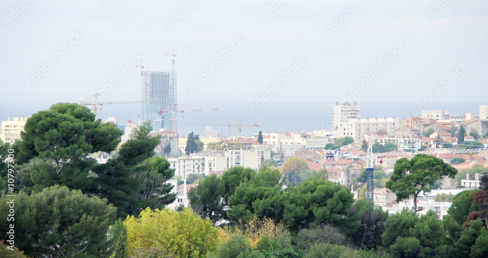 Immeuble en construction et arbres, Marseille.