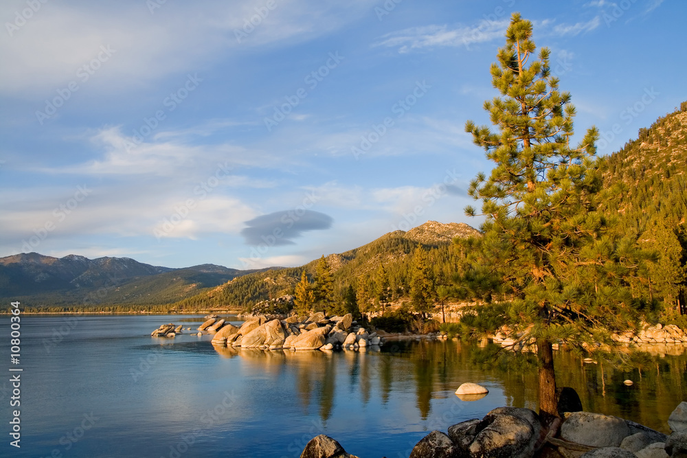 Obraz premium Lake Tahoe at sunset