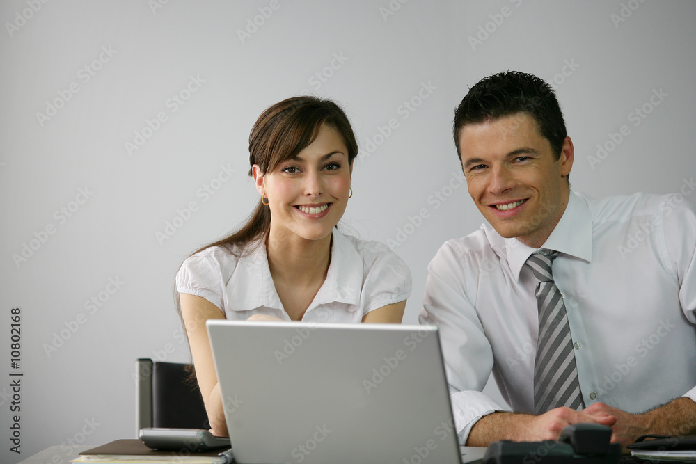Homme et femme d'affaires au bureau Homme et femme d'affaires au bureau