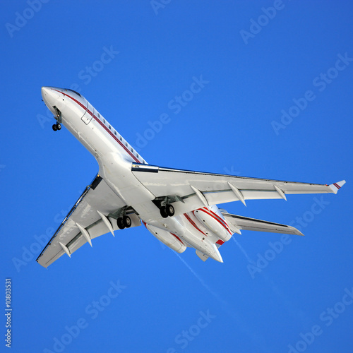 Flugzeug vor strahlend blauem Himmel photo