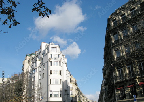 Immeubles parisiens, Ciel bleu, France.