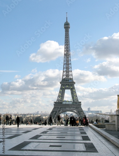 Tour Eiffel ciel nuageux, Trocadero. © Blue Moon