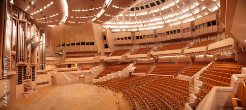 Billede på lærred Panorama of empty concert hall with organ