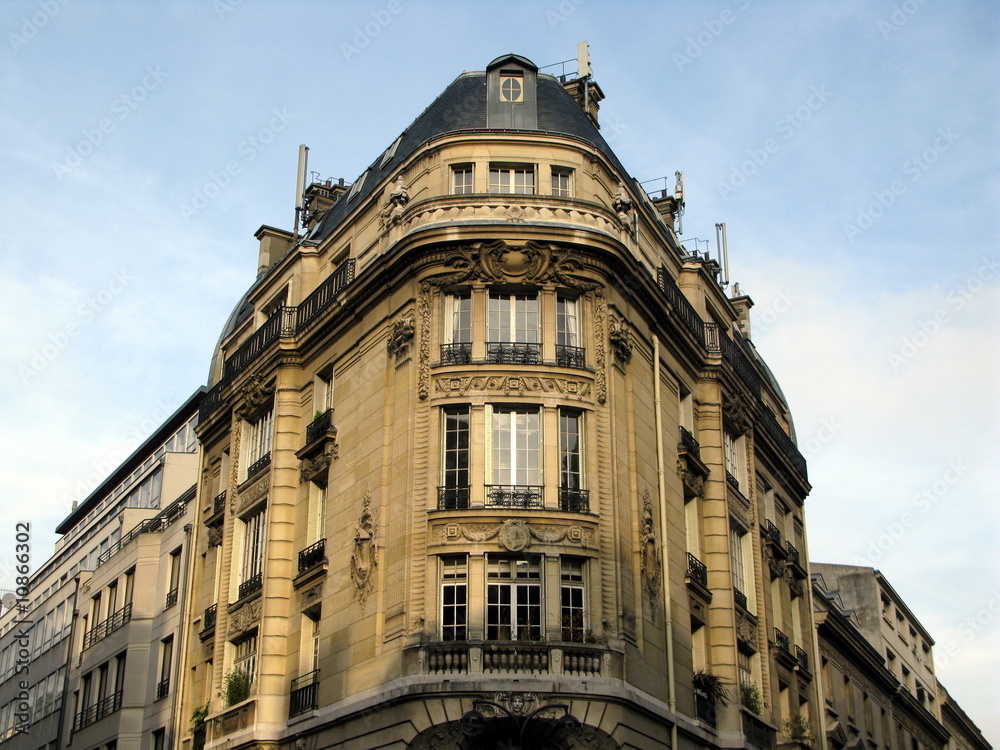 Fototapeta premium Immeuble de pierre ancien, Paris, France.