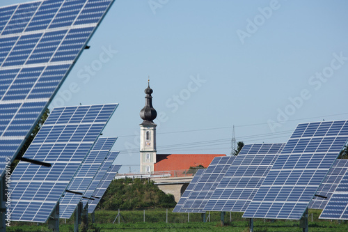 Solarfarm und Kirche