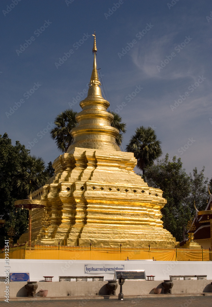 Fototapeta premium Goldene Stupa