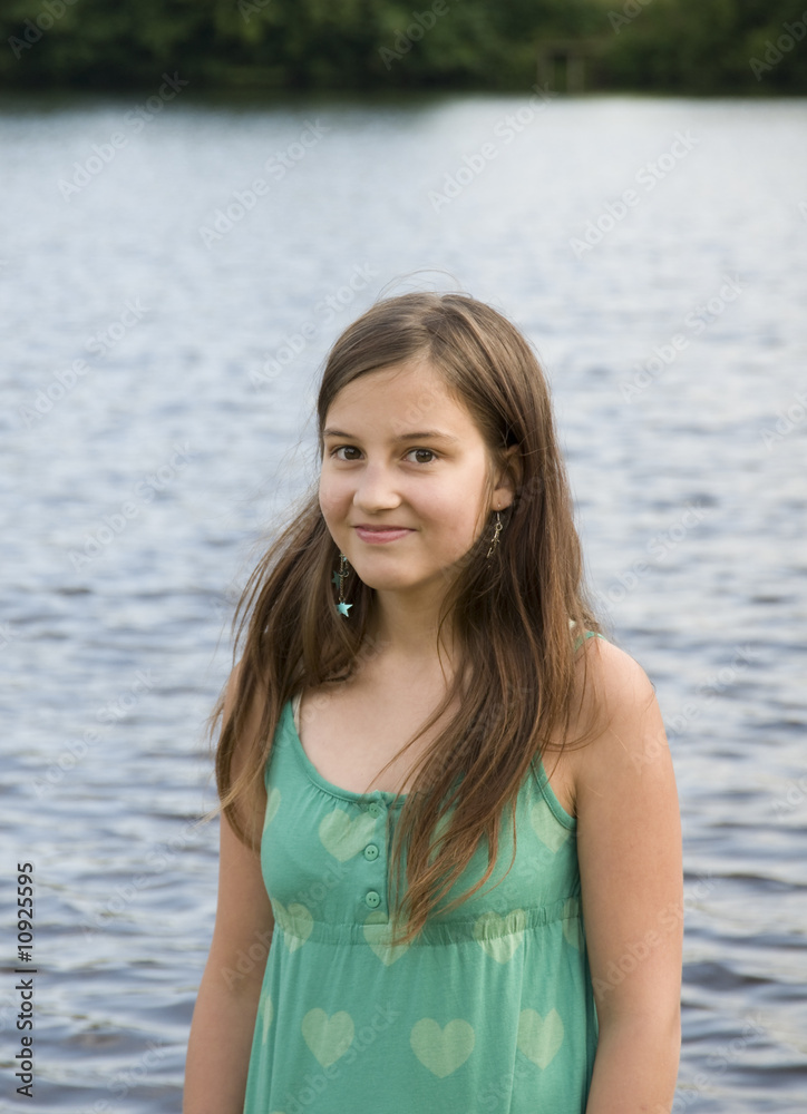 Junges Mädchen lächelt verschmitzt Junges Mädchen lächelt verschmitzt