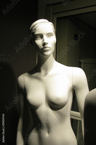 Femme manequin torse nu.