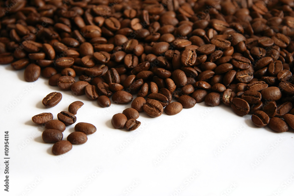 Naklejka premium Coffee beans on white background